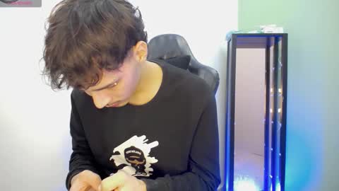 Snapshot of yankeee_ chatting on 11/30/25, 05:11 DANILO online show from 11/30/25, 05:11