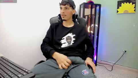 Snapshot of yankeee_ chatting on 12/05/25, 04:32 DANILO online show from 12/05/25, 04:32