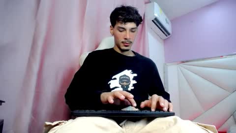 Snapshot of yankeee_ chatting on 12/14/25, 04:40 DANILO online show from 12/14/25, 04:40