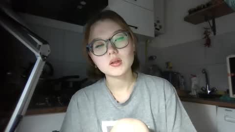 Snapshot of yanverfaille chatting on 10/24/25, 03:30 Lily online show from 10/24/25, 03:30