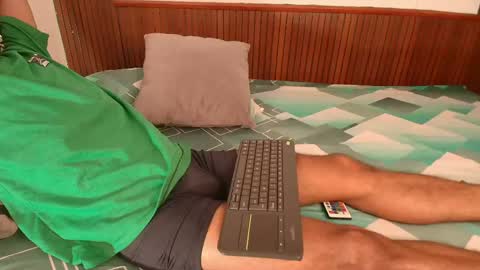 Snapshot of yayi_and_derek chatting on 06/08/26, 11:32 yayi_and_derek online show from 06/08/26, 11:32