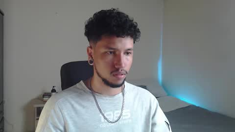 Snapshot of yeff_stone chatting on 10/18/25, 05:32 yeff online show from 10/18/25, 05:32