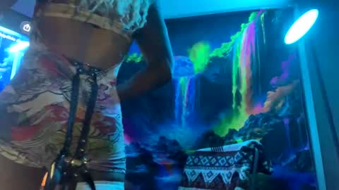 Snapshot of yelladaniella chatting on 04/19/26, 04:56 Ella Ts online show from 04/19/26, 04:56