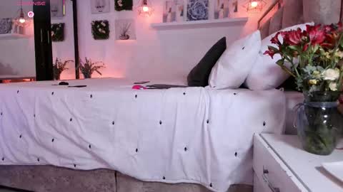 Snapshot of yellow_lily chatting on 09/25/25, 04:00 yellow_lily online show from 09/25/25, 04:00