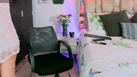 Snapshot of yellow_lily chatting on 05/15/26, 12:45 yellow_lily online show from 05/15/26, 12:45