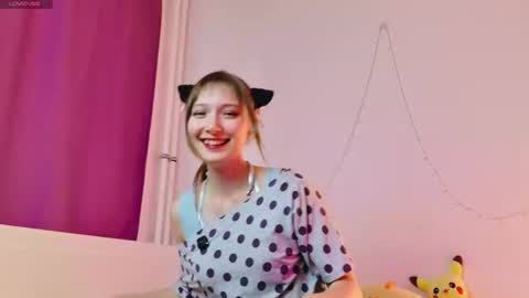 Snapshot of yellow_songbird chatting on 06/15/26, 03:25 Liya online show from 06/15/26, 03:25