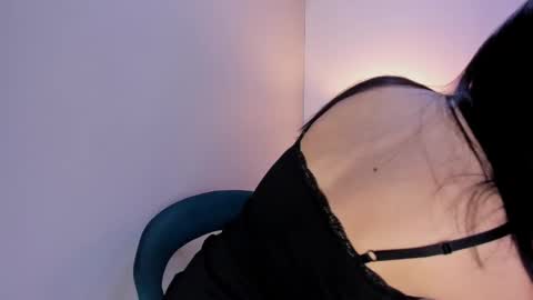 Snapshot of yen_lo chatting on 10/25/25, 12:45 Yen online show from 10/25/25, 12:45