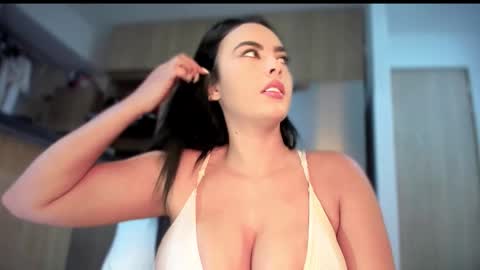 yenifer016 online show from 10/23/25, 12:32