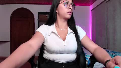 yesie_hot2 online show from 02/24/25, 12:30