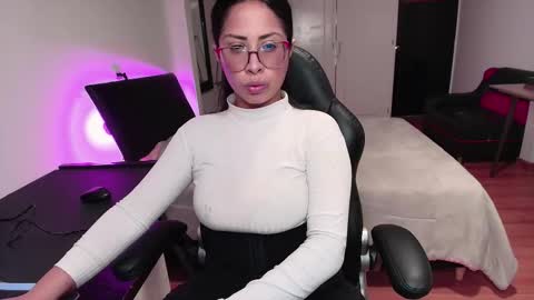 Snapshot of yesie_hot2 chatting on 09/25/25, 02:48 yesie_hot2 online show from 09/25/25, 02:48