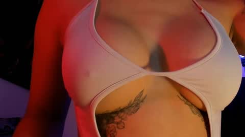 Independent model    online show from 01/09/25, 11:02