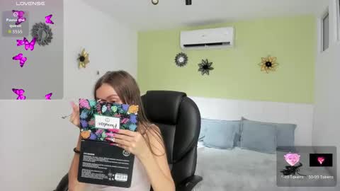 Snapshot of yeye_sweet_ chatting on 12/14/25, 03:23 YEYE online show from 12/14/25, 03:23