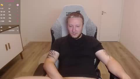 Snapshot of yhdxhy chatting on 10/13/25, 09:59 James online show from 10/13/25, 09:59