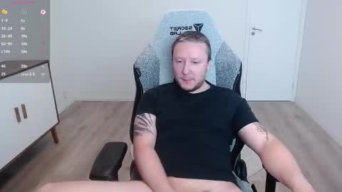 Snapshot of yhdxhy chatting on 10/26/25, 12:11 James online show from 10/26/25, 12:11