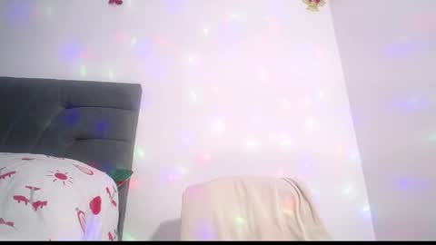 Snapshot of yinn_silver chatting on 11/24/25, 10:04 Yiny online show from 11/24/25, 10:04