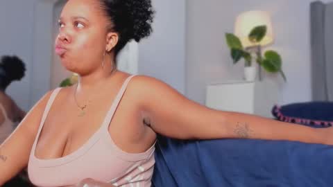 roxie reyes  online show from 10/01/25, 02:50