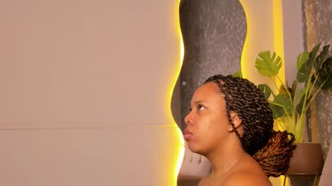 roxie reyes  online show from 11/09/25, 11:19