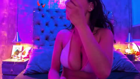 Snapshot of yiyisandoval chatting on 11/18/25, 08:13 yiyisandoval online show from 11/18/25, 08:13