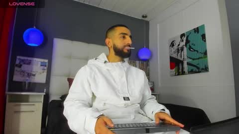 Yiyo online show from 11/19/25, 03:28