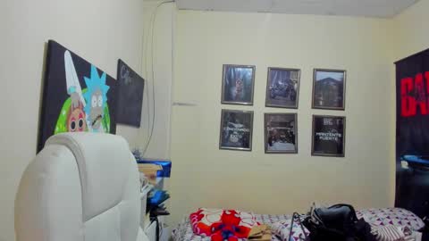 Snapshot of yker18 chatting on 09/30/25, 09:31 yker online show from 09/30/25, 09:31