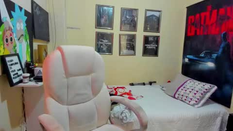 Snapshot of yker18 chatting on 10/05/25, 03:43 yker online show from 10/05/25, 03:43