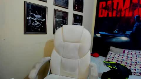 Snapshot of yker18 chatting on 10/14/25, 11:05 yker online show from 10/14/25, 11:05