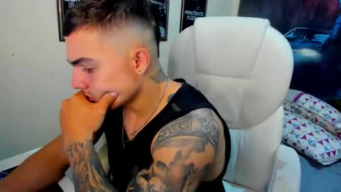 Snapshot of yker18 chatting on 10/18/25, 02:14 yker online show from 10/18/25, 02:14