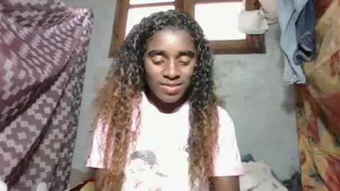 yolandrina05 online show from 09/18/25, 12:40