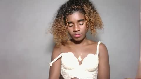 yolandrina05 online show from 10/13/25, 12:32