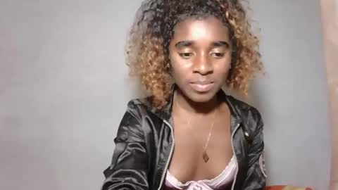 yolandrina05 online show from 10/13/25, 01:00