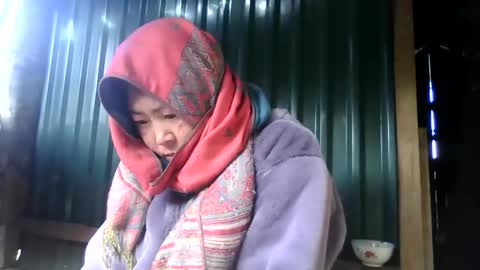 yongmi_ online show from 12/15/25, 02:16