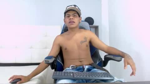 Snapshot of yordi_alpha chatting on 10/24/25, 07:54 Yordi online show from 10/24/25, 07:54