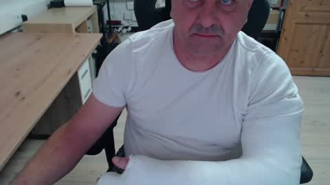 Snapshot of yoschi1976 chatting on 10/26/25, 08:31 yoschi1976 online show from 10/26/25, 08:31