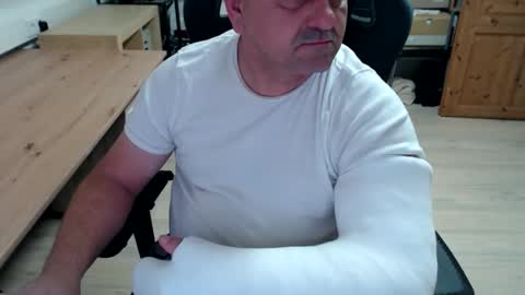 Snapshot of yoschi1976 chatting on 10/31/25, 05:03 yoschi1976 online show from 10/31/25, 05:03