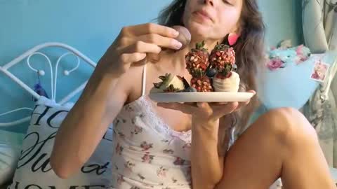 Snapshot of you_desire chatting on 10/22/25, 11:43 Liliya online show from 10/22/25, 11:43