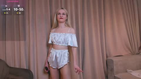 Elizabeth brunette -- Darline blonde  online show from 05/08/26, 07:30