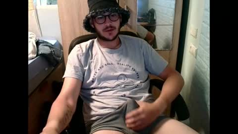 Snapshot of younromki chatting on 06/07/26, 10:52 A... online show from 06/07/26, 10:52