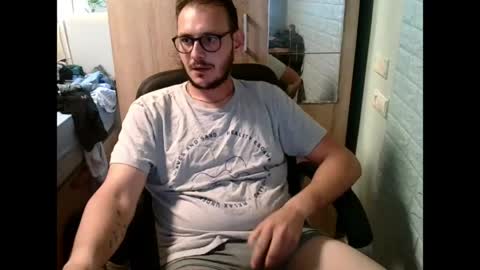 Snapshot of younromki chatting on 06/08/26, 03:01 A... online show from 06/08/26, 03:01