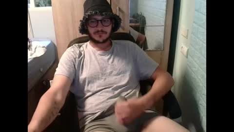 Snapshot of younromki chatting on 06/18/26, 07:19 A... online show from 06/18/26, 07:19