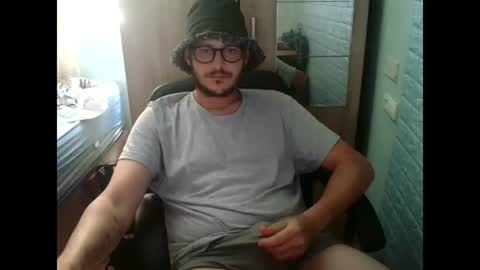 Snapshot of younromki chatting on 06/18/26, 12:31 A... online show from 06/18/26, 12:31