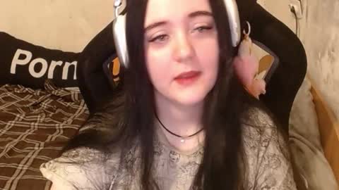 Snapshot of your_8a8y chatting on 11/11/25, 12:49 your_8a8y online show from 11/11/25, 12:49