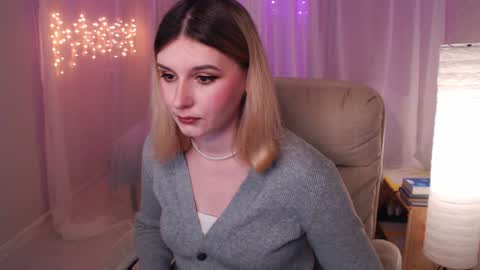 Snapshot of your_freya chatting on 12/28/24, 03:04 Freya online show from 12/28/24, 03:04