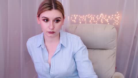 Snapshot of your_freya chatting on 03/02/25, 01:38 Freya online show from 03/02/25, 01:38