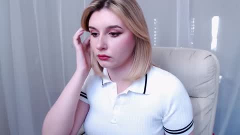 Snapshot of your_freya chatting on 03/09/25, 12:09 Freya online show from 03/09/25, 12:09