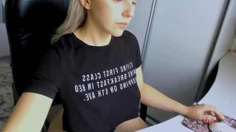 Snapshot of your_godesses chatting on 11/17/25, 05:24 Cora online show from 11/17/25, 05:24