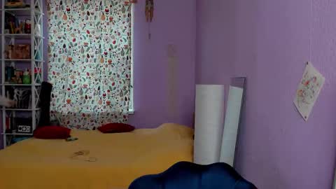 Snapshot of your_leslie chatting on 09/18/25, 01:35 Leslie online show from 09/18/25, 01:35