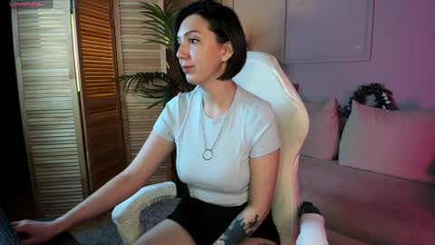 Snapshot of your_little_mom chatting on 12/24/24, 03:47 Viky online show from 12/24/24, 03:47