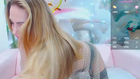 Snapshot of your_milf_lilly chatting on 01/27/25, 07:03 Lilly online show from 01/27/25, 07:03