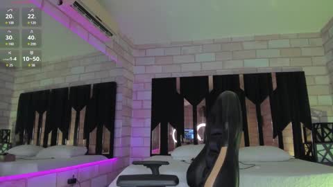 Snapshot of your_naughtyangel chatting on 01/06/25, 09:43 Evelin online show from 01/06/25, 09:43