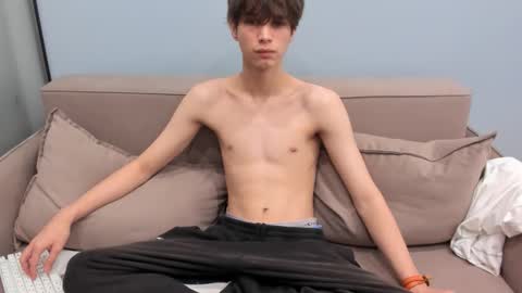 your_shy_guy online show from 09/19/25, 07:47